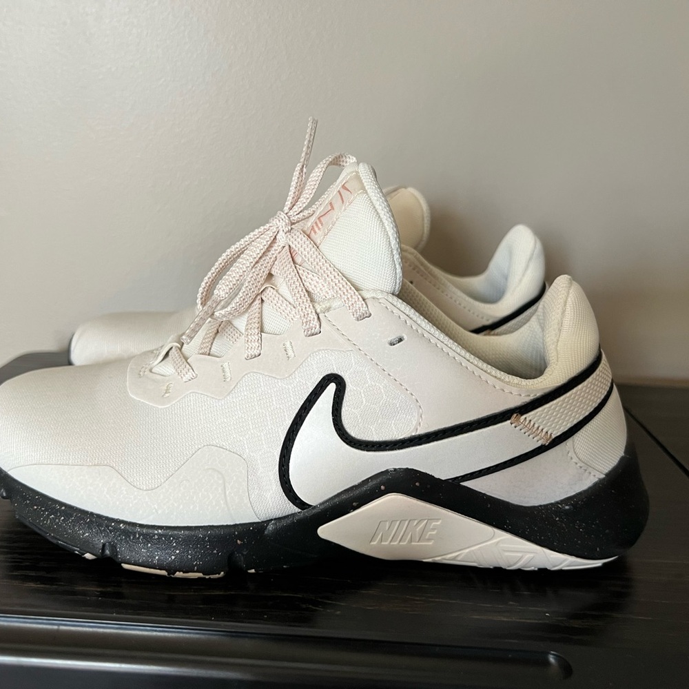 Nike Legend Essential 2 Premium like new